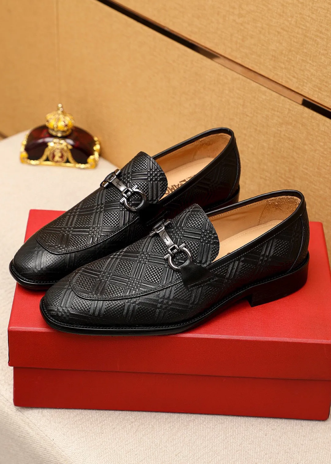 Men's shoes💰480💰 Product trademark: Ferragamo "Ferragamo" casual leather shoes Regular size: 38-44 (custom-made for 45🉑️) Product materials: Selected imported first-layer calfskin embossed upper + original hardware buckle, imported water-dyed cowhide leather lining. Strong three-dimensional visual effect, combined outsole Color: 1⃣️color optional